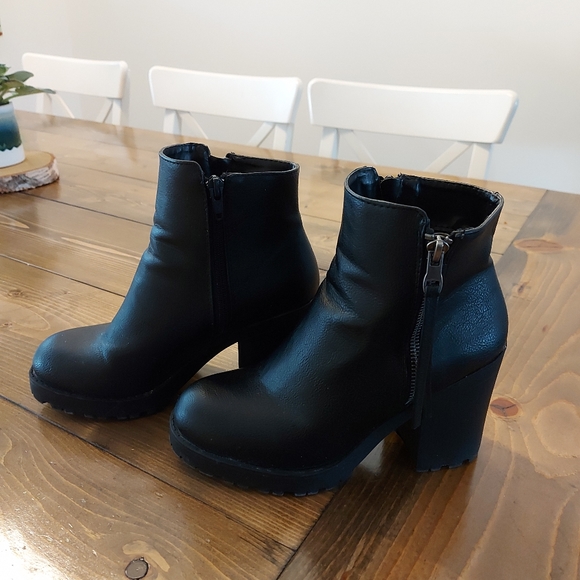 Black booties - Picture 1 of 2